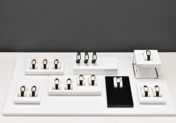 OIRLV Premium-style jewelry display stands—high-end props for rings and necklaces.