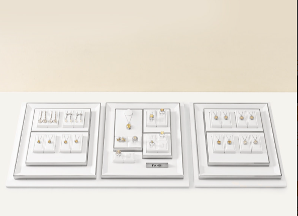OIRLV Premium-style jewelry display stands—high-end props for rings and necklaces.