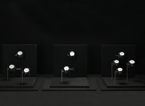 OIRLV Premium-style jewelry display stands—high-end props for rings and necklaces.