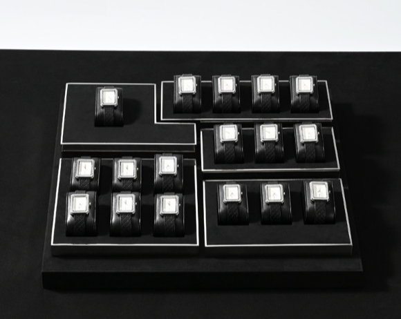 OIRLV Premium-style jewelry display stands—high-end props for rings and necklaces.