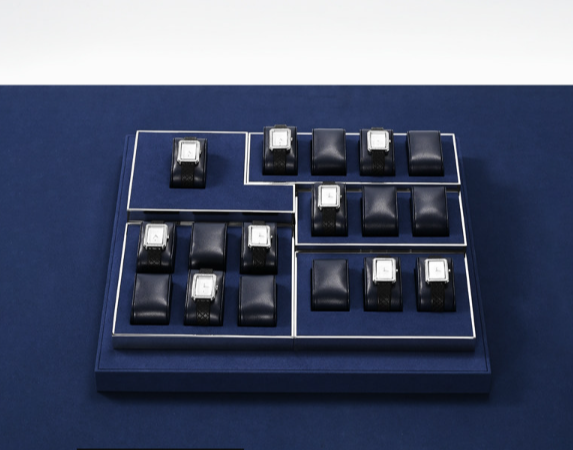 OIRLV Premium-style jewelry display stands—high-end props for rings and necklaces.