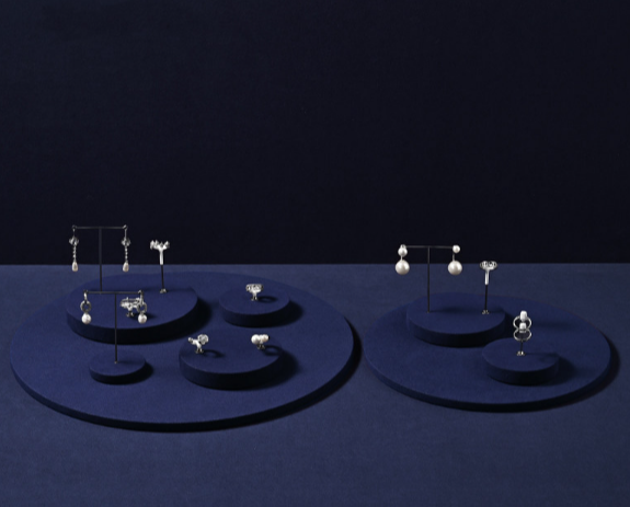 OIRLV Premium-style jewelry display stands—high-end props for rings and necklaces.