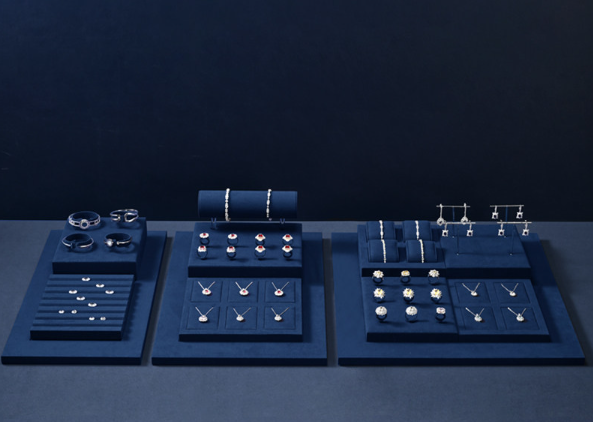 OIRLV Premium-style jewelry display stands—high-end props for rings and necklaces.