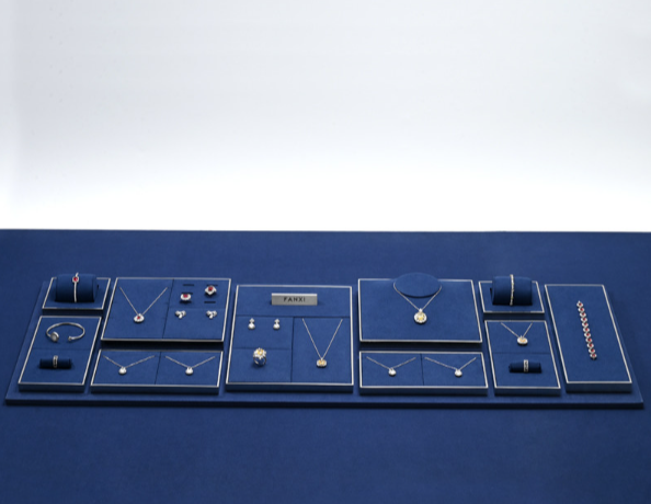 OIRLV Premium-style jewelry display stands—high-end props for rings and necklaces.