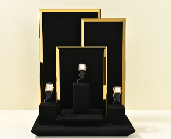 OIRLV Premium-style jewelry display stands—high-end props for rings and necklaces.