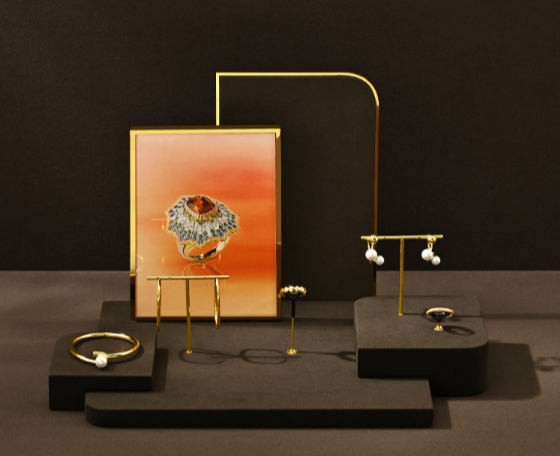 OIRLV Premium-style jewelry display stands—high-end props for rings and necklaces.