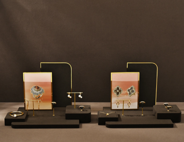 OIRLV Premium-style jewelry display stands—high-end props for rings and necklaces.
