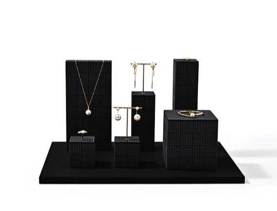 OIRLV Premium-style jewelry display stands—high-end props for rings and necklaces.