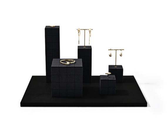 OIRLV Premium-style jewelry display stands—high-end props for rings and necklaces.