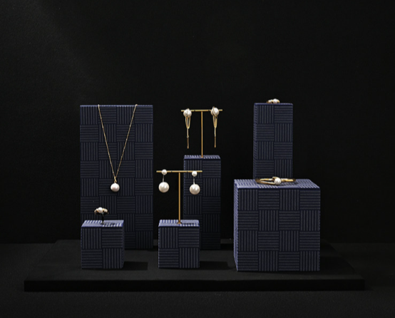 OIRLV Premium-style jewelry display stands—high-end props for rings and necklaces.