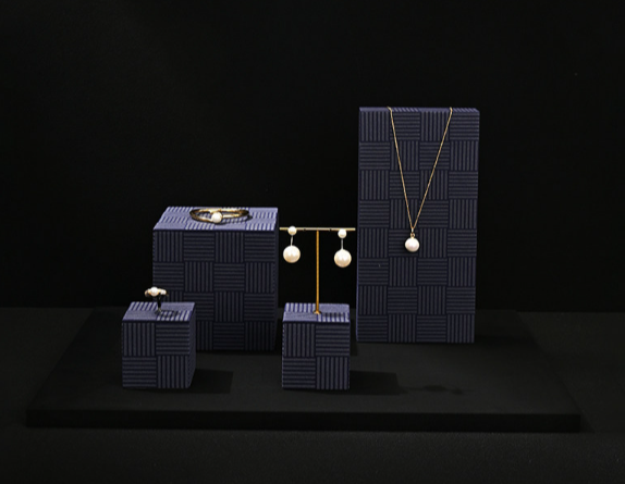 OIRLV Premium-style jewelry display stands—high-end props for rings and necklaces.