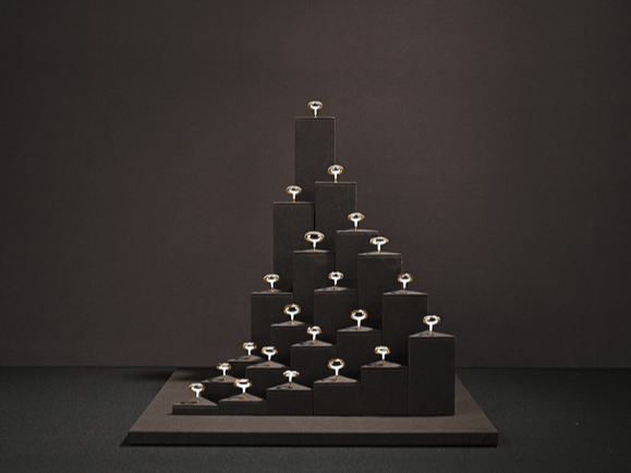 OIRLV Premium-style jewelry display stands—high-end props for rings and necklaces.