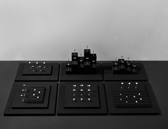 OIRLV Premium-style jewelry display stands—high-end props for rings and necklaces.