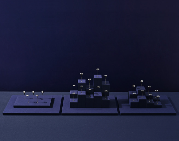 OIRLV Premium-style jewelry display stands—high-end props for rings and necklaces.