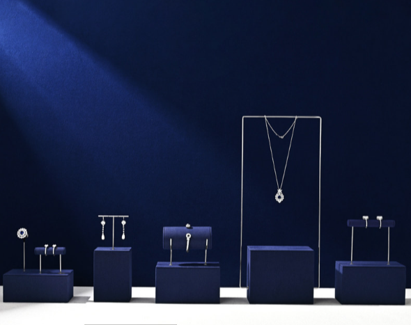 OIRLV Premium-style jewelry display stands—high-end props for rings and necklaces.