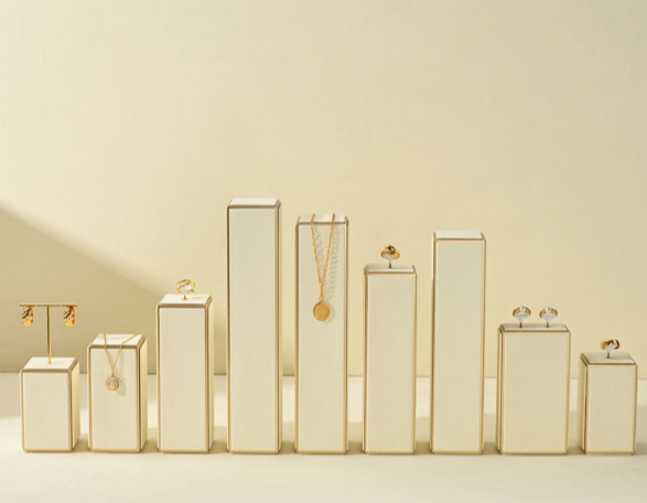 OIRLV Premium-style jewelry display stands—high-end props for rings and necklaces.