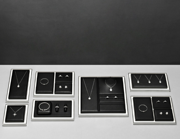 OIRLV Premium-style jewelry display stands—high-end props for rings and necklaces.