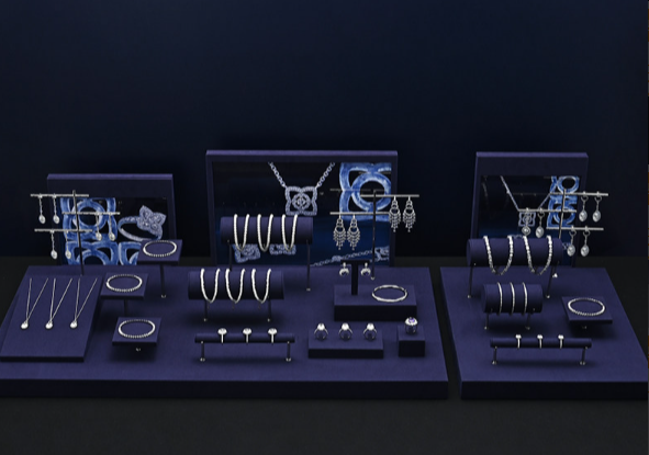 OIRLV Premium-style jewelry display stands—high-end props for rings and necklaces.