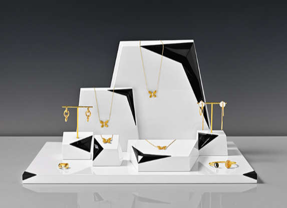 OIRLV Premium-style jewelry display stands—high-end props for rings and necklaces.