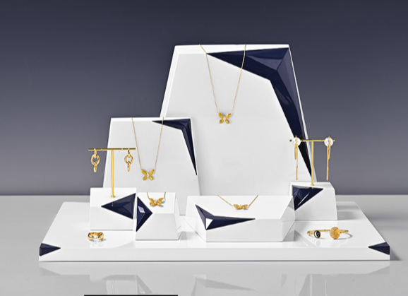 OIRLV Premium-style jewelry display stands—high-end props for rings and necklaces.