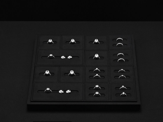 OIRLV Premium-style jewelry display stands—high-end props for rings and necklaces.