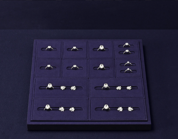OIRLV Premium-style jewelry display stands—high-end props for rings and necklaces.