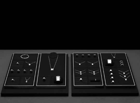 OIRLV Premium-style jewelry display stands—high-end props for rings and necklaces.
