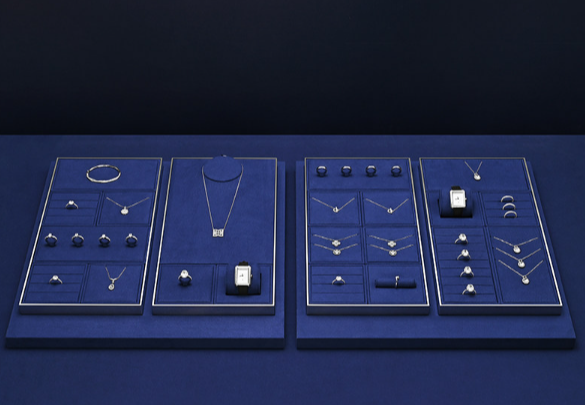 OIRLV Premium-style jewelry display stands—high-end props for rings and necklaces.