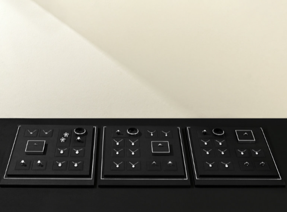 OIRLV Premium-style jewelry display stands—high-end props for rings and necklaces.