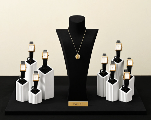 OIRLV Premium-style jewelry display stands—high-end props for rings and necklaces.