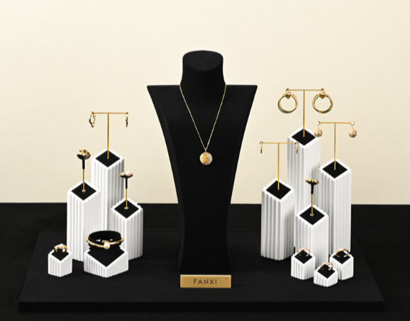 OIRLV Premium-style jewelry display stands—high-end props for rings and necklaces.